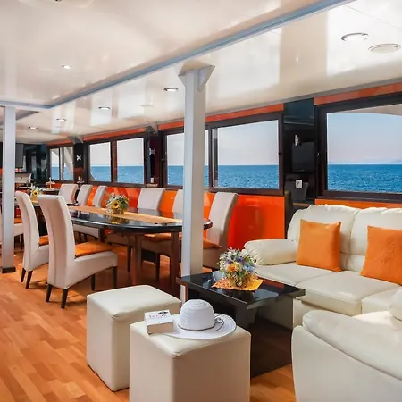 Private Cruise Botel *