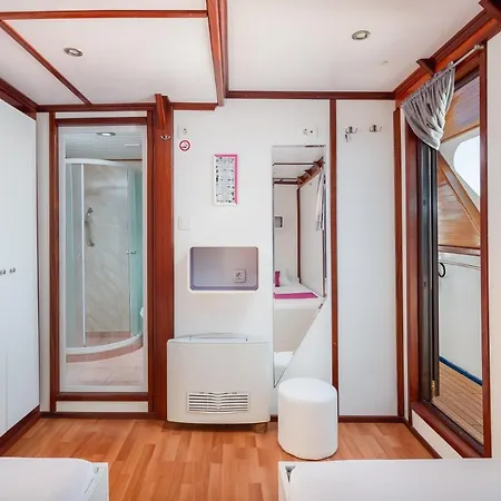 Botel Private Cruise *